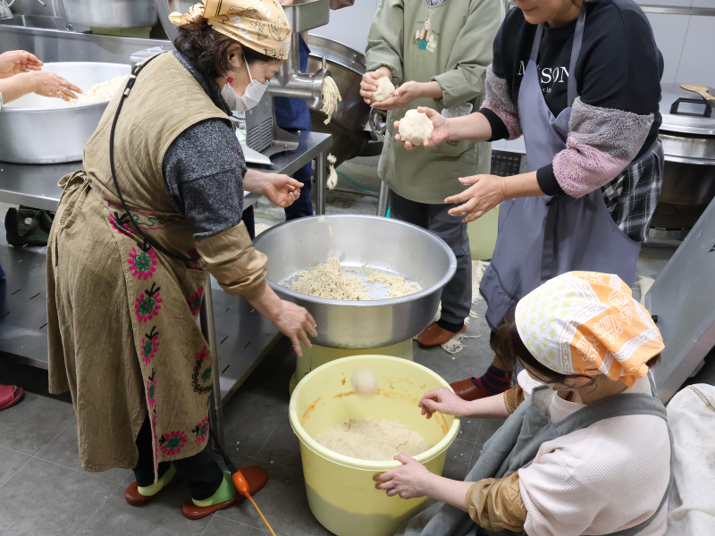 味噌を樽に詰める工程